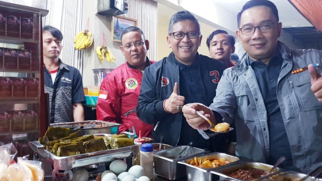 Sekjen PDIP Hasto Kristiyanto (tengah) dan Ridwan Kamil (kanan) di Bandung. Foto: Dok. PDIP
