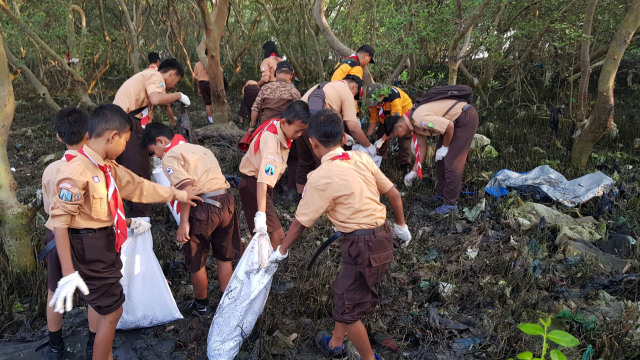 Anggota Pramuka se-Surabaya bekerjasama memungut sampah dan mengirimnya menuju TPA Benowo Surabaya. Foto : Windy Goestiana