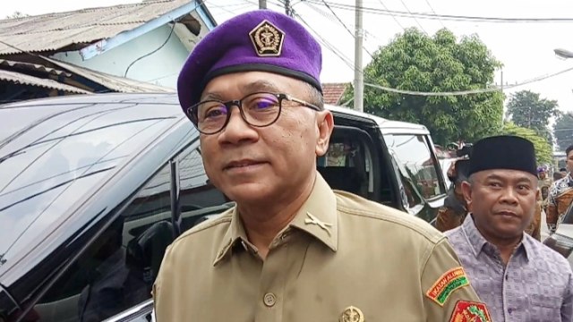 Zulkifli Hasan mengunjungi Ahmad Dhani di Rutan Medaeng, Sidoarjo. Foto: Yuana Fatwalloh/kumparan