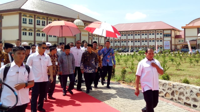 Wakil Presiden Jusuf Kalla meresmikan Sekolah Tinggi Syariah di Cileungsi, Jawa Barat. Foto: Kevin Kurnianto/kumparan
