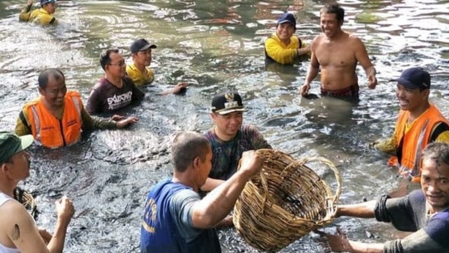 Walikota Banjarmasin H Ibnu Sina ketika bersih-bersih sungai bersama pasukan Turbo. Foto: dok banjarhits.id