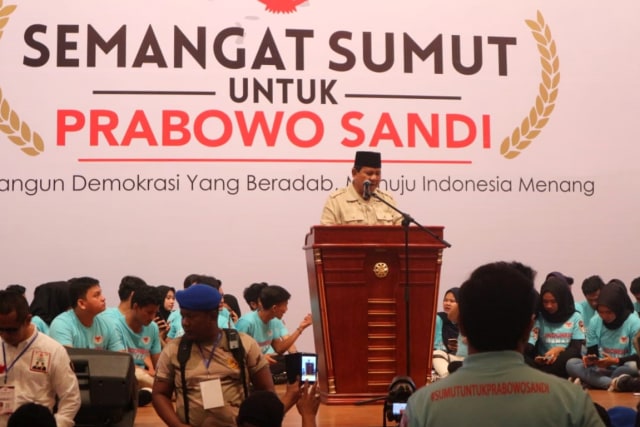 Calon Presiden Prabowo Subianto saat mengahadiri acara Silaturahmi Akbar bersama ribuan pendukungnya di Medan. Foto: Rahmat Utomo/kumparan