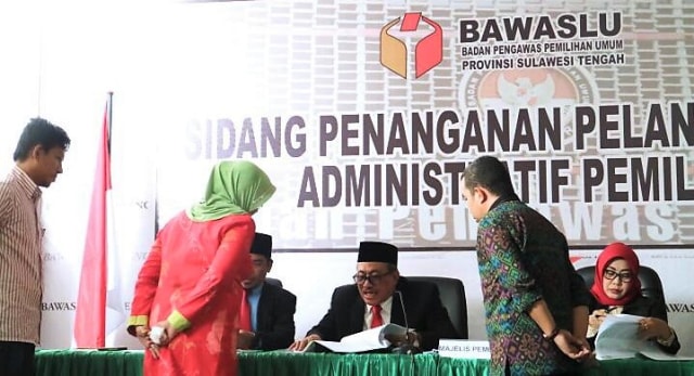 Sidang pemeriksaan dugaan pelanggaran kode etik Anggota Panwaslu Kecamatan Toili, Kabupaten Banggai,  Kusman, di kantor Bawaslu Sulawesi Tengah, Jalan Sungai Mautong, Palu Barat, Kota Palu, Sabtu (23/2). Foto: Firman/PaluPoso 