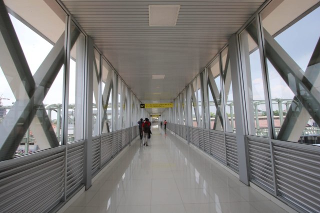 Pintu masuk Sky Brigde dari Terminal Tirtonadi Kota Solo Jawa Tengah yang melayani 24 jam non stop. (Agung Santoso)