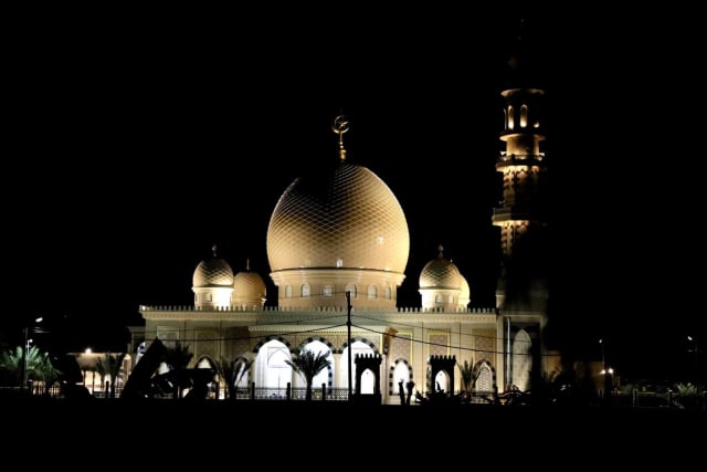Keindahan Masjid Harun Keuchik Leumik di malam hari. Foto: Suparta/acehkini