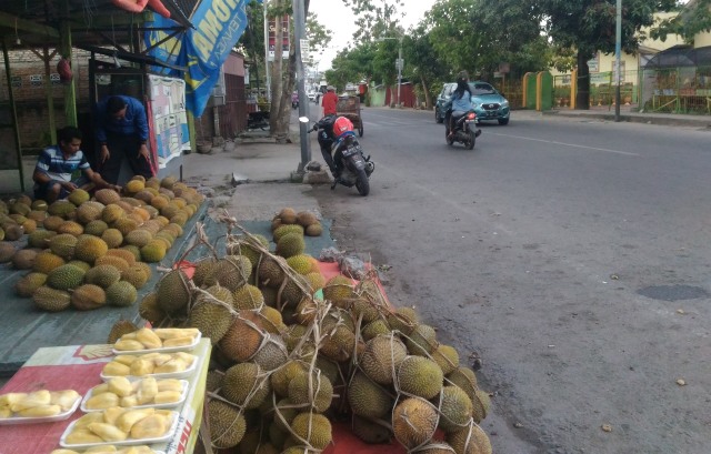 Seorang Pedagang menjajakan durian di jalan HB Jassin Kota Gorontalo, Jumat (23/2). Foto : Renal Husa