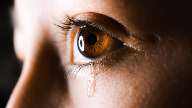 Menangis adalah cara manusia meluapkan emosi. (foto: Unsplash)