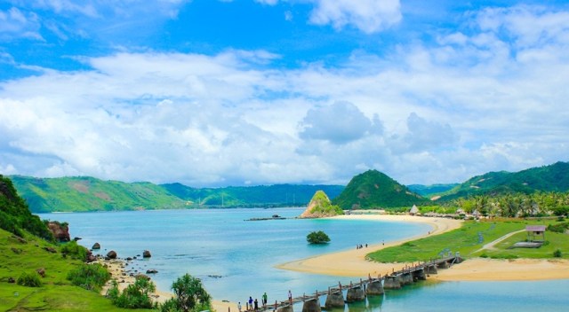 Pantai Seger di Lombok, Nusa Tenggara Barat (sumber: KabarWisata.com)