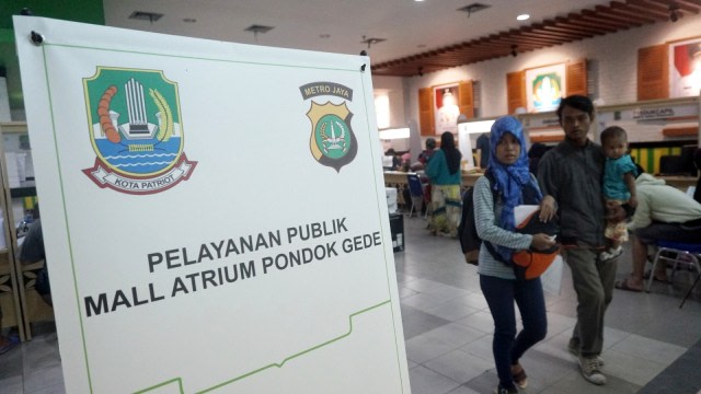 Suasana pelayanan publik pemerintah Kota Bekasi dalam pembuatan e-KTP disalah satu pusat perbelanjaan di Pondok Gede, Bekasi, Jawa Barat, Kamis, (27/12). (Foto: Iqbal Firdaus/kumparan)