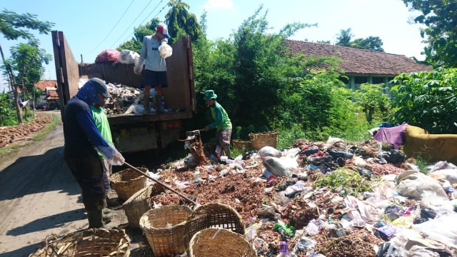 Petugas mengangkut sampah di TPS Desa Padasugih, Kecamatan Brebes. (Foto: Yunar Rahmawan)