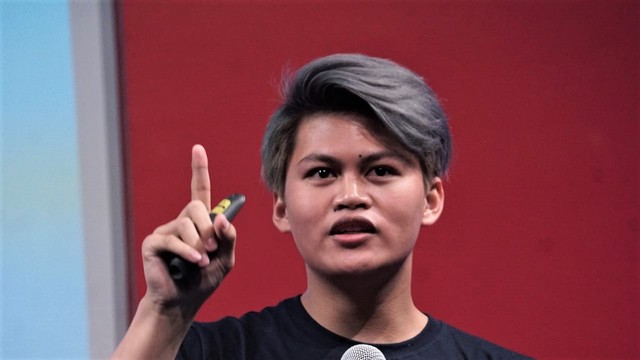 YouTuber, Agung Hapsah saat memberikan materi kepada peserta kumparan Diskusyen di Teater Salihara, Pasar Minggu, Jakarta. Foto: Iqbal Firdaus/kumparan