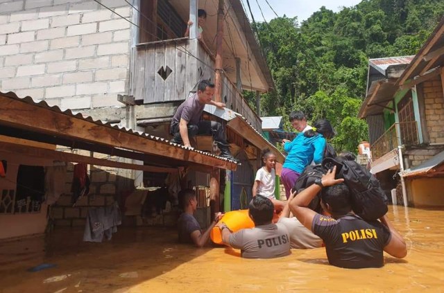 Sejumlah warga Kota Jayapura saat dievakuasi dari banjir yang melanda pemukiman mereka. (Foto  Dokumen: Facebook Jahja Rumra)