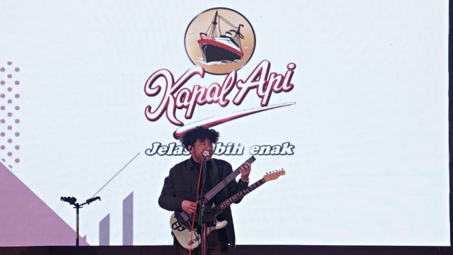 Aksi Kunto Aji dalam acara Secangkir Semangat Kapal Api Awarding Night. Foto: Iqbal Firdaus/kumparan