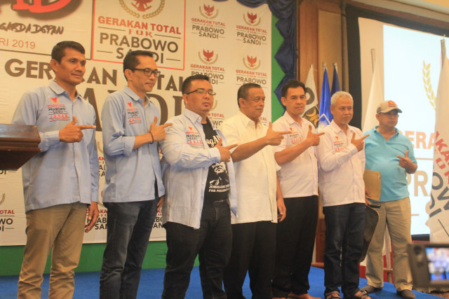 Foto bersama setelah pemakaian seragam tim pemenangan Prabowo-Sandi kepada Ketua Presidium Jagad, Ahmad Yusuf yang diberikan langsung oleh ketua BPN Prabowo-Sandi, Djoko Santoso. (Tara Wahyu NV)