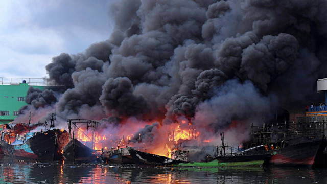 Foto: Proses Pemadaman Kebakaran 18 Kapal di Pelabuhan Muara Baru (420260)