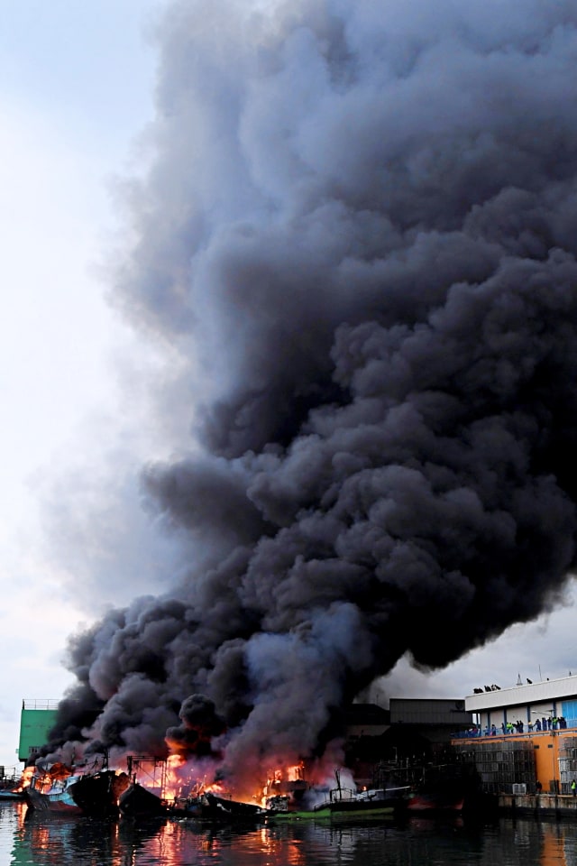 Foto: Proses Pemadaman Kebakaran 18 Kapal di Pelabuhan Muara Baru (420263)