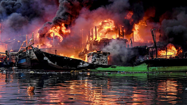 Foto: Proses Pemadaman Kebakaran 18 Kapal di Pelabuhan Muara Baru (420262)