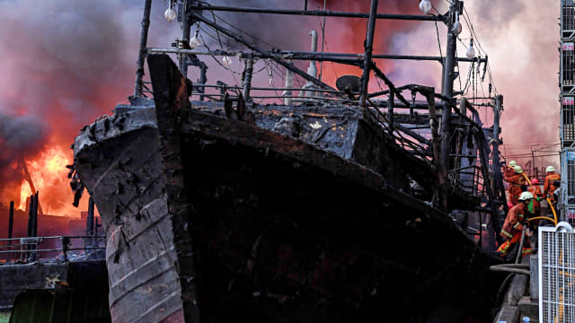Foto: Proses Pemadaman Kebakaran 18 Kapal di Pelabuhan Muara Baru (420264)