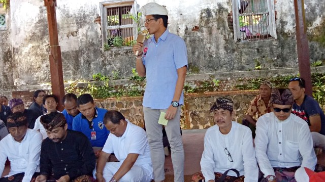 Calon wakil presiden nomor urut 02, Sandiaga Uno melakukan pertemuan dengan sejumlah petani kacang mete di Puri Agung, Karangasem, Bali. Foto: Denita BR Matondang