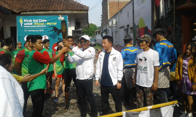 Kirab Api Cinta untuk Joko Widodo-Ma’ruf Amin yang dibawa oleh Relawan Pengusaha Muda Nasional (Repnas) Jawa Tengah sudah tiba di Tegal, Sabtu (23/2). (Foto: Bentar)