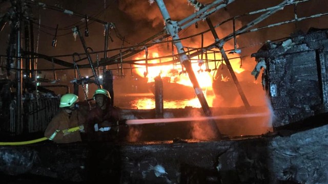 Status 10 Kapal yang Terbakar di Pelabuhan Muara Baru Diduga Ilegal (58897)