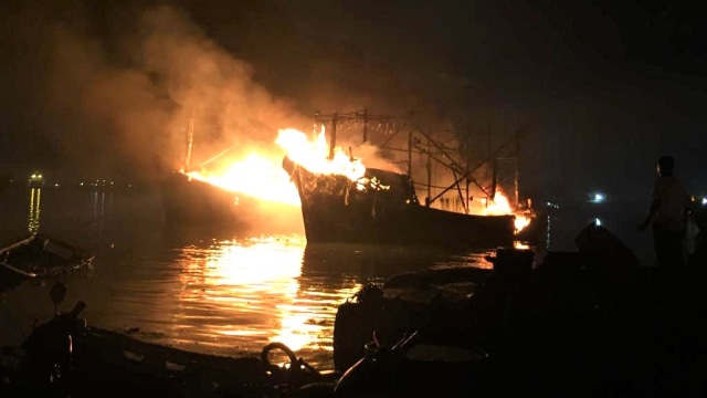 Dua kapal yang terbakar mendekati kapal tangker yang ada di dermaga barat Pelabuhan Muara Baru, Jakarta Utara. Foto: Fachrul Irwinsyah/kumparan
