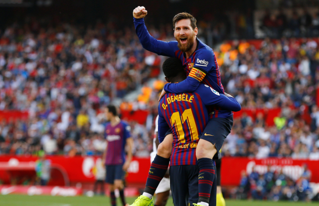 Messi merayakan gol bersama Ousmane Dembele. Foto: Reuters/Marcelo Del Pozo
