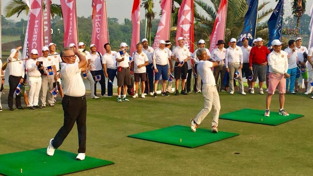 Wakil Menteri Luar Negeri RI, A.M. Fachir, melakukan seremoni pukulan pertama (tee-off) di 4th ASEAN Charity Golf Tournament di Damai Indah Golf BSD, 7 Oktober 2018 yang diselenggarakan untuk menggalang bantuan kemanusiaan bagi korban bencana gempa di Palu dan Donggala (Foto: Dok. ASEAN Secretariat)