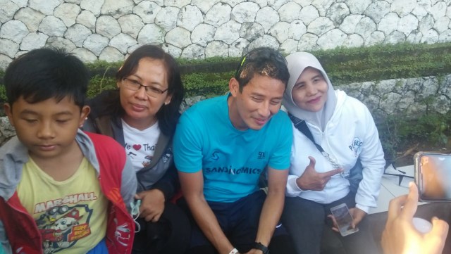 Sandiaga Uno saat berselfie dengan para ibu di Pantai Sanur, Denpasar, Minggu (24/2) - kanalbali/KAD