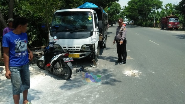 Petugas saat melakukan Olah TKP, kecelakaan lalu-lintas di jalan raya Bojonegoro - Cepu, turut wilayah Desa Ngringinrejo Kecamatan Kalitidu Bojonegoro. Sabtu (23/02/2019)