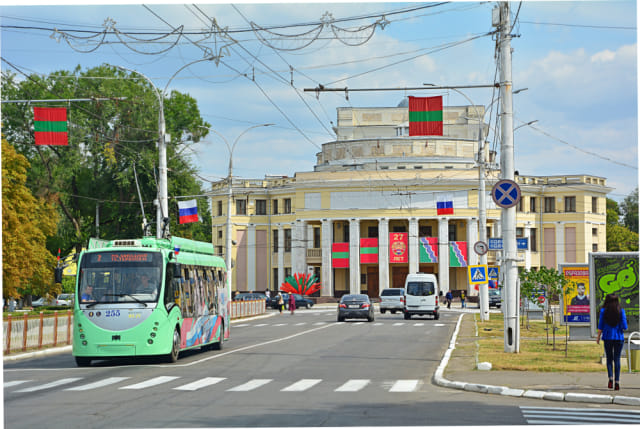 Troalleybus sedang berlalu lalang di tengah kota Tiraspol, Transdniestra Foto: Shutter Stock