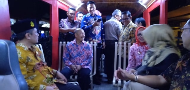Sultan Sepuh XIV, Sekda Jawa Barat , Wakil Wali Kota Cirebon dan Kepala Dinas Perhubungan Jawa Barat mencoba naik Citros.