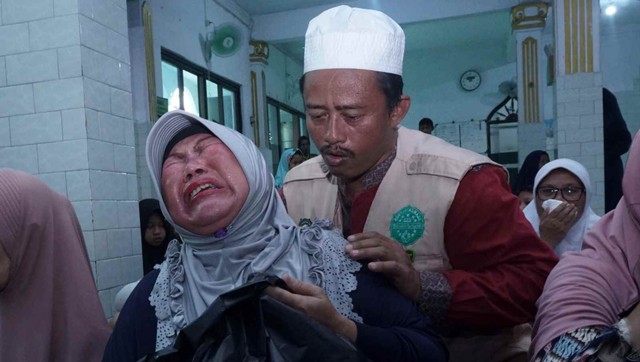 Seorang Ustaz mendampingi peserta ruqyah massal di Masjid Miftahussalam. Foto: Fanny Kusumawardhani/kumparan