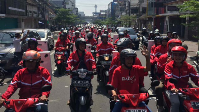 Pemain Dilan 1991 Keliling Bandung Dengan Bandros Di Hari Dilan 