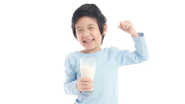 Ilustrasi anak laki-laki minum susu. Foto: Shutterstock
