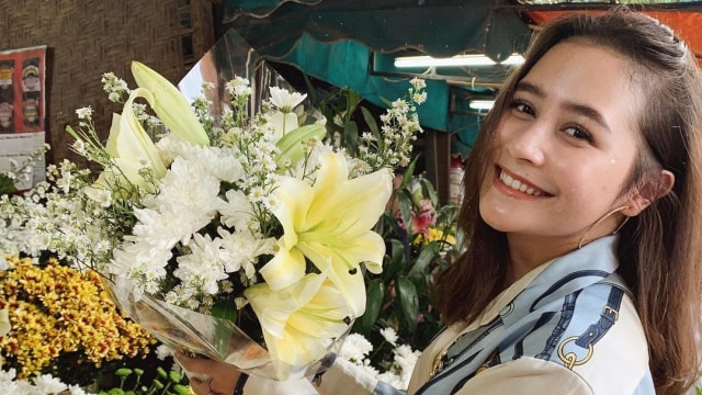 Prilly Latuconsina memiliki kebiasaan aneh yaitu membagikan bunga saat bete (Foto: Instagram/@prillylatuconsina96)