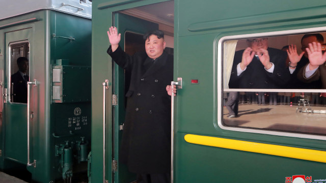 Pemimpin Korea Utara, Kim Jong Un, melambaikan tangan saat tiba di Hanoi, Vietnam menggunakan kereta api, Minggu (23/2/2019). Foto: KCNA via REUTERS