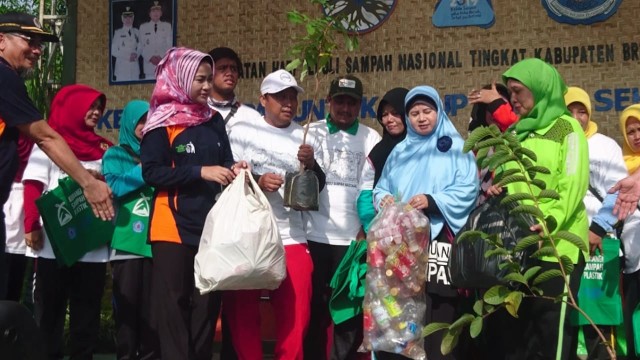 Warga menukarkan sampah plastik dengan bibit tanaman. (foto: yunar rahmawan)