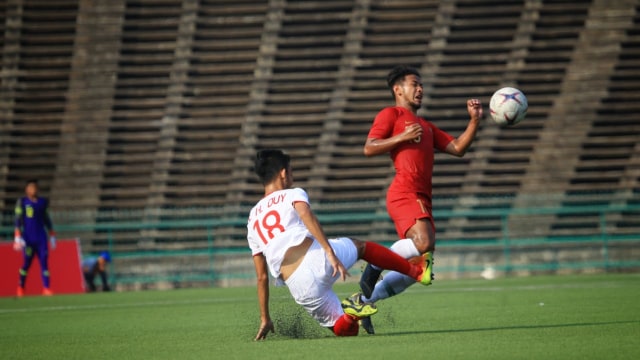 Gian Zola berusaha melewati lawan dalam pertandingan semi final Piala AFF U-22 antara Indonesia vs Vietnam di Phnom Penh, Kamboja. Foto: Aditia Noviansyah/kumparan