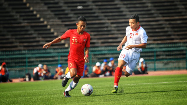 Sani Riski Fauzi (kiri) membawa bola dalam pertandingan semi final Piala AFF U-22 antara Indonesia vs Vietnam di Phnom Penh, Kamboja. Foto: Aditia Noviansyah/kumparan