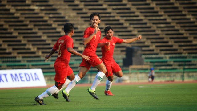 Luthfi Kamal (tengah) usai mencetak gol pada pertandingan semi final Piala AFF U-22 antara Indonesia vs Vietnam di Phnom Penh, Kamboja. Foto: Aditia Noviansyah/kumparan