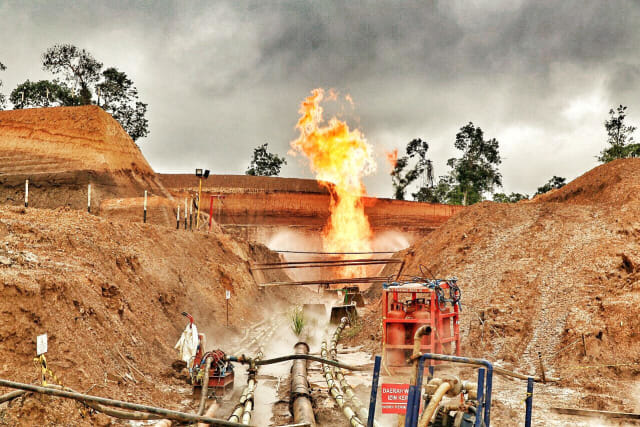 Kegiatan eksplorasi gas di sumur KBD 2X yang saat ini terus dilakukan (foto: Urban Id)