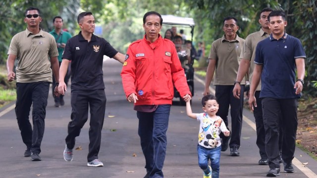 Presiden Jokowi mengajak Jan Ethes jalan kaki di Kebun Raya Bogor, Minggu (24/2/2019). Foto: Dok. Biro Pers Setpres/Kris
