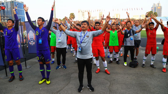 Timnas Indonesia merayakan kemenangan dalam pertandingan semifinal Piala AFF U-22 antara Indonesia vs Vietnam di Phnom Penh, Kamboja. Foto: Aditia Noviansyah/kumparan