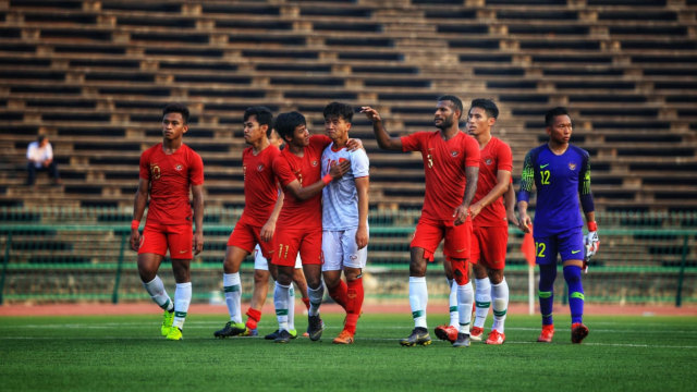 Pemain timnas Indonesia menghibur pemain lawan usai menang dalam pertandingan semifinal Piala AFF U-22 antara Indonesia vs Vietnam di Phnom Penh, Kamboja. Foto: Aditia Noviansyah/kumparan