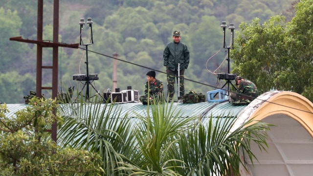 Tentara Vietnam di atas atap Stasiun Dong Dang. Foto: ATHIT PERAWONGMETHA