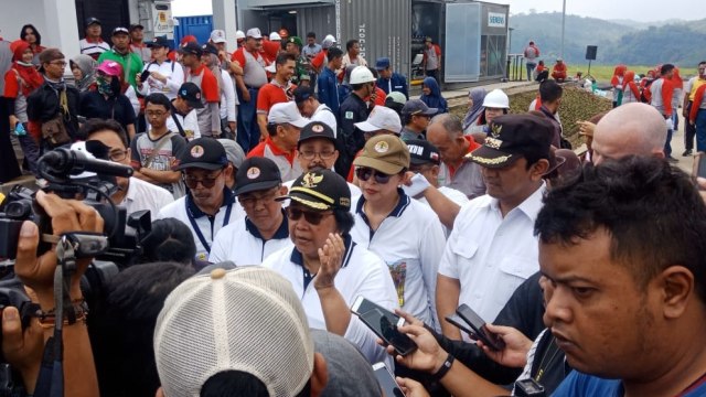 Menteri LHK Siti Nurbaya usai acara Apel HPSN di TPA Jatibarang, Semarang. Foto: Afiati Tsalitsati/kumparan