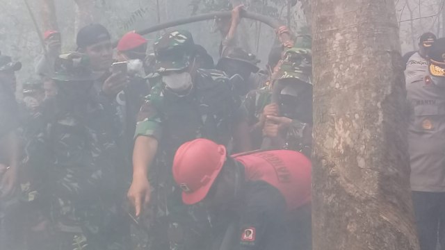 PANGLIMA TNI, Marsekal TNI Hadi Tjahjono, saat mencoba padamkan sendiri api membakar lahan gambut di Pulau Rupat, Kabupten Bengkalis, Sabtu, 23 Februari 2019. 