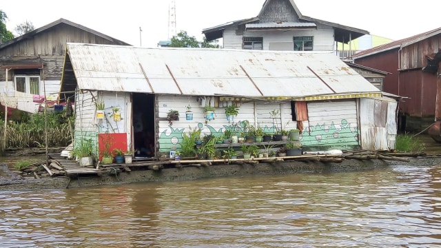 Rumah lanting khas Suku Banjar di aliran Sungai Martapura, Kota Banjarmasin yang masih bertahan. Foto: Donny Muslim/banjarhits.id