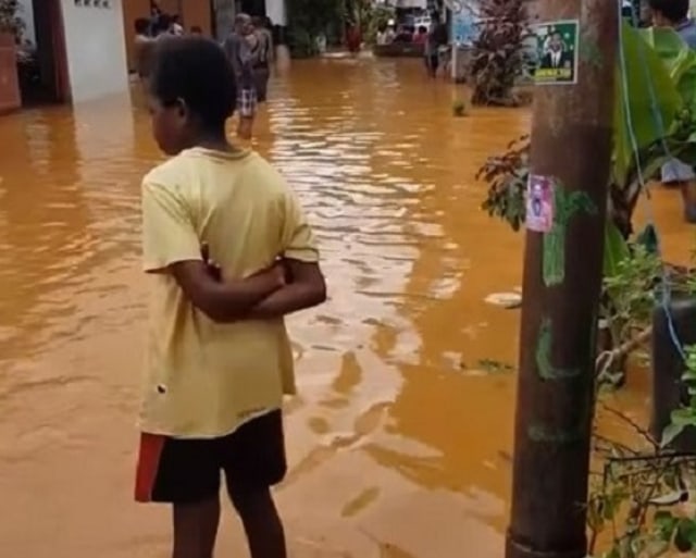 Banjir di pemukiman padat penduduk BTN Organda Abepura yang masih tergenang.  (IG : jayapura_waspada)
